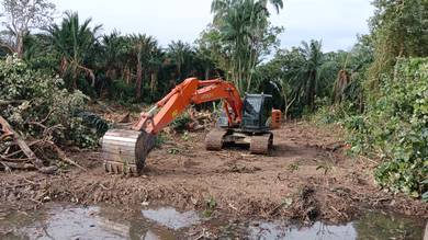 Excavator Bersih Kebun & Rata Tanah & Tolak Hutan