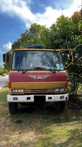 Lori Pasir Hino 6 roda