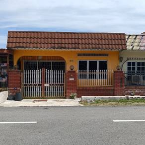 1-storey Terraced House For Sale in Tanjong Karang,SGR