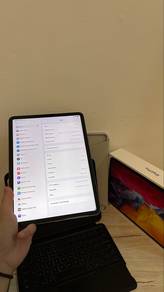 iPad Pro 11” 256gb (2nd Gen) Full Set & Keyboard