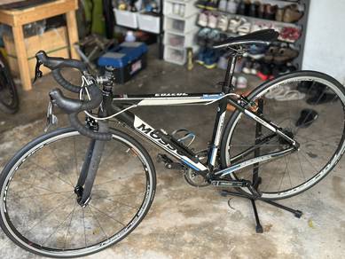 Sebuah basikal roadbike untuk dijual