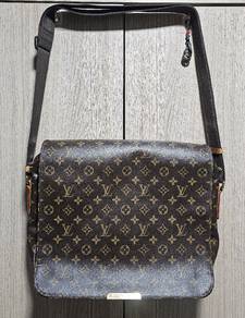 ​Authentic Louis Vuitton Monogram District MM Mess