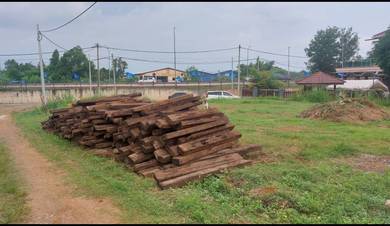 Kayu Keretapi lama (old railway sleepers)