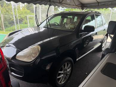 Porsche Cayenne in Old Klang Road, KUL