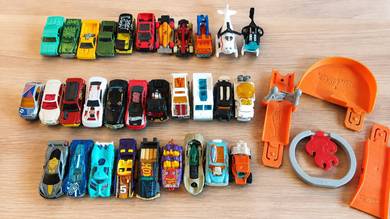 Hot Wheels Bundle 32 Cars + Track