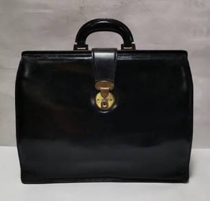 Diplomatic bag in black leather rarely. The bag is