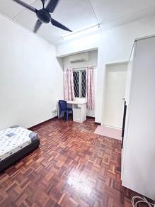 Room in Kota Kemuning, SGR