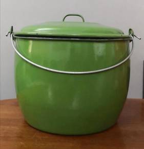 Vintage enamel soup pot green