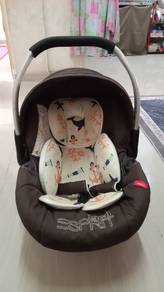 tempat duduk bayi dalam kereta