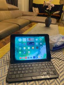 iPad 4 Mini complete with Logitech keyboard