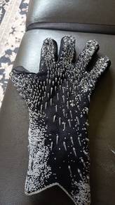 glove goalkeeper predator 