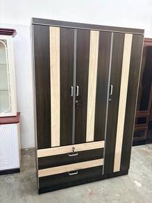 almari 3 pintu
