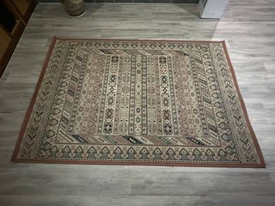 Vintage Persian Style Area Rug / Carpet