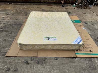 (Vono) 9'' Coil Spring Tilam Queen Mattress
