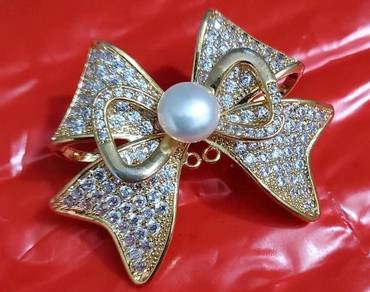 Natural pearl brooch / pendant