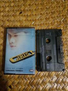 Kaset Aris
Lagu Hit Utama(Lamunan Terhenti)