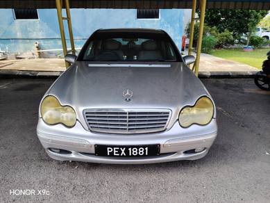 Mercedes Benz 200 in Bukit Minyak, PNG