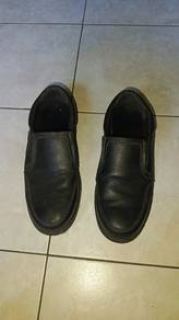 kasut kulit slip on