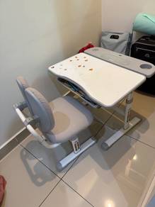 Writing and reading table for yong children