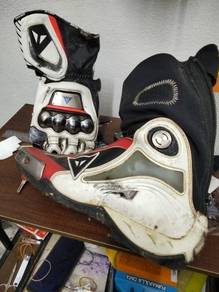 kasut dan sarung tangan motor