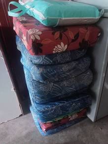 sarung kusyen kayu