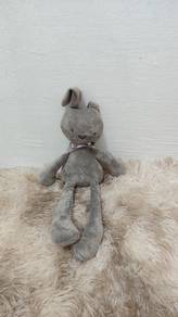 patung bunny kecil bernama danddy