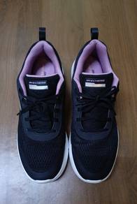 Kasut Sport Wanita Hendak Dijual