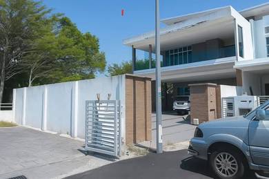 Semi-Detached House For Auction in Jenjarom,SGR