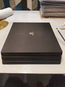 PS4 pro 825gb second hand almost like new