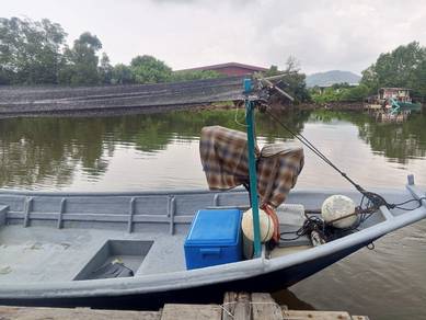 Bot Fiber 22 kaki,lebar 6 kaki sekali engine 60 HP