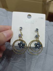 Floral ear ring