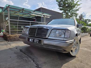 Mercedes Benz 220E in Segamat, JHR