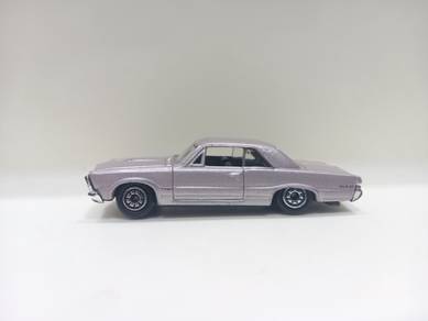 Welly 1965 Pontiac GTO Diecast Car Model