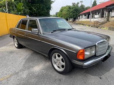 Mercedes Benz 200 in Taman Tun Dr Ismail, KUL