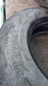 tayar 6 biji,saiz 235 /75/17.5,tubeless,untuk lori