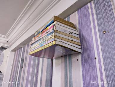 Tapak Letak Buku Nampak Terapung Baru