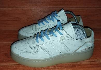 adidas Rivalry Summer Low dalam warna "Ivory Semi 