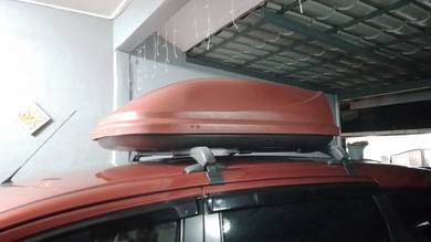 Car roof box