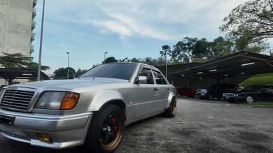 Mercedes Benz 260E in Tampoi, JHR