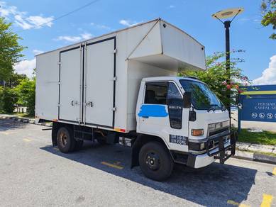 Daihatsu 3 tonnes (6 tyres) lorry for sale 2011