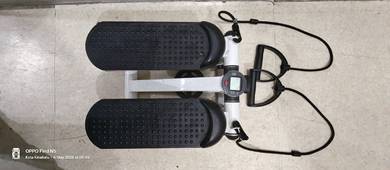 Mini stepper machine with free resistance band
