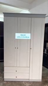 almari 3 pintu tinggi
