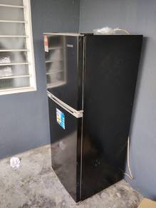 sebuah peti sejuk ingin dijual cindtioon 8./10