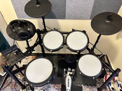 Alesis Nitro Max Drum kit masih baru.