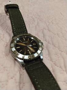 men watch