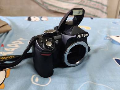 Selling Nikon D3100 cheaply