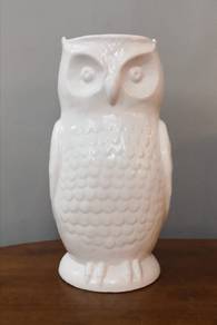 3501 Large white owl vase Portugal