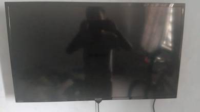 Sharp Aquos LC-32LE180M 32-inch LED TV