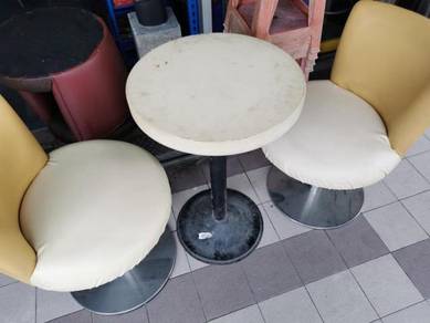 2ft table with 2 chairs