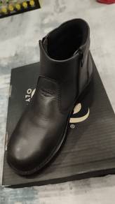 Safety boots 